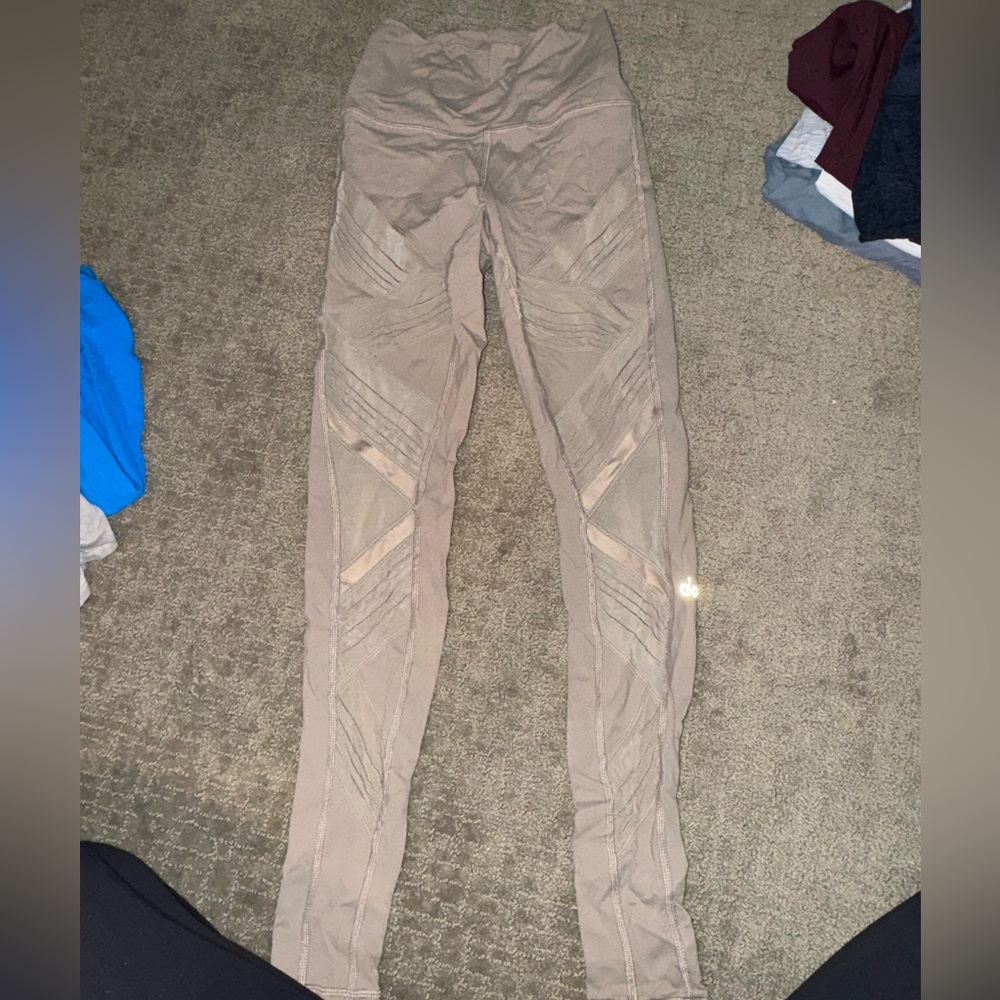 EUC alo yoga pants sz xs taupe